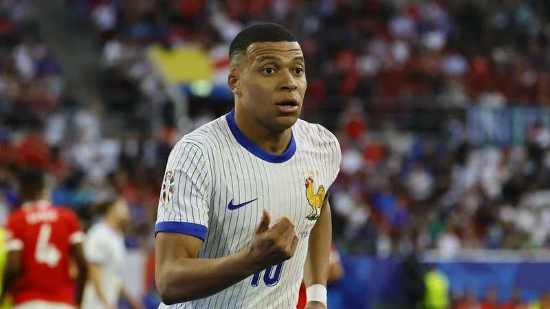 Los futbolistas de Francia confían en que Mbappé pueda jugar el viernes contra Países Bajos