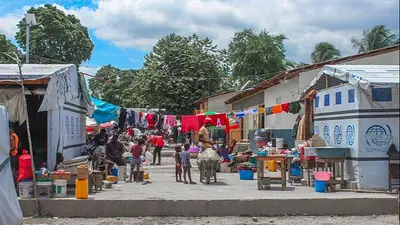 Uno de los sitios de desplazamiento en Puerto Príncipe, ejemplo de los sitios que albergan a personas desplazadas internamente. Foto: OIM Haití Uno de los sitios de desplazamiento en Puerto Príncipe, ejemplo de los sitios que albergan a personas desplazadas internamente. Foto: OIM Haití