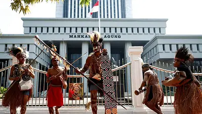 Una tribu de Indonesia demanda a las empresas de aceite de palma por sus derechos sobre la tierra Una tribu de Indonesia demanda a las empresas de aceite de palma por sus derechos sobre la tierra