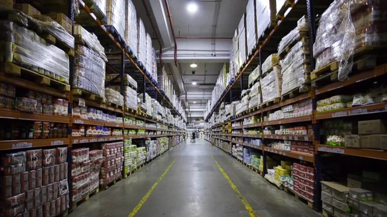 Consumo en crisis: las ventas de productos de primera necesidad cayeron 6% en abril