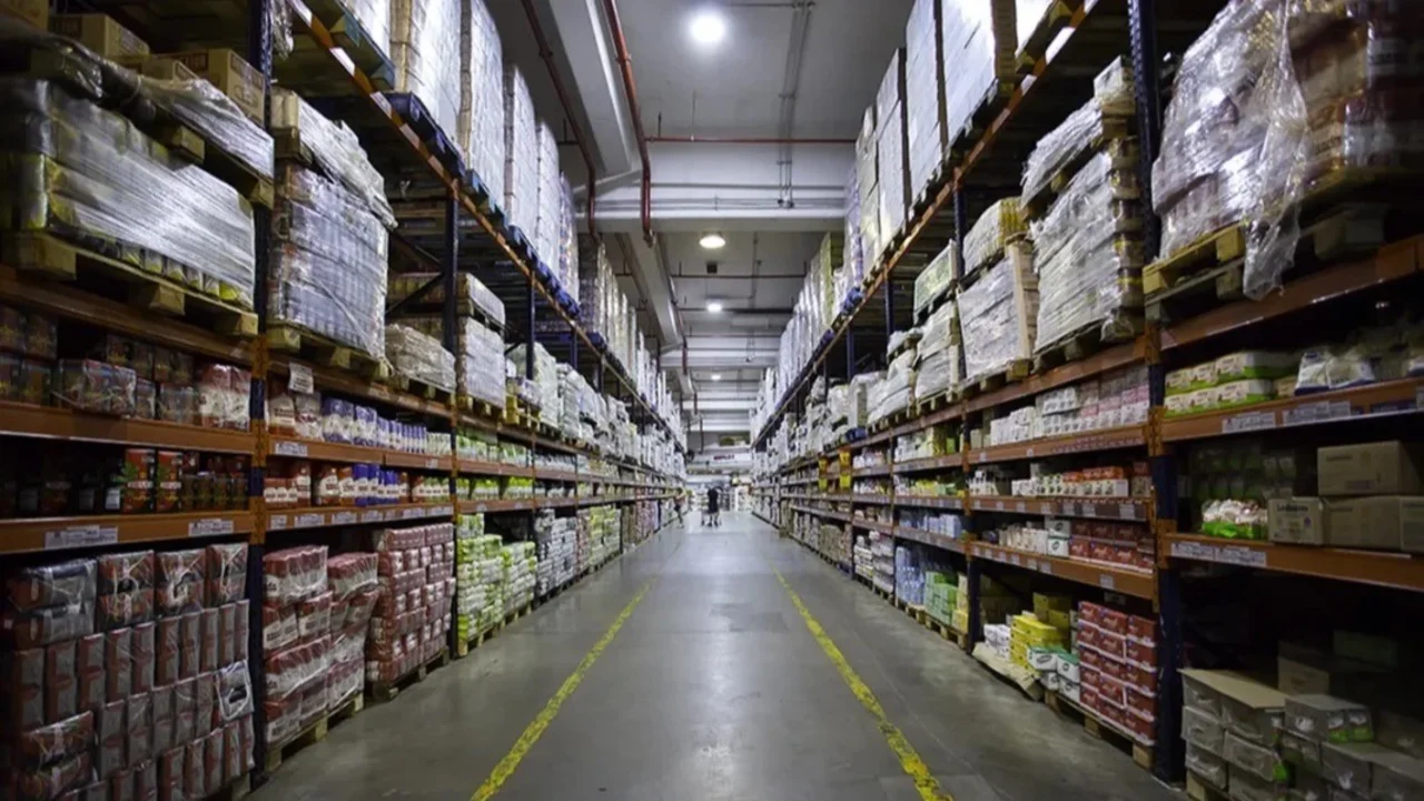 Consumo en crisis: las ventas de productos de primera necesidad cayeron 6% en abril