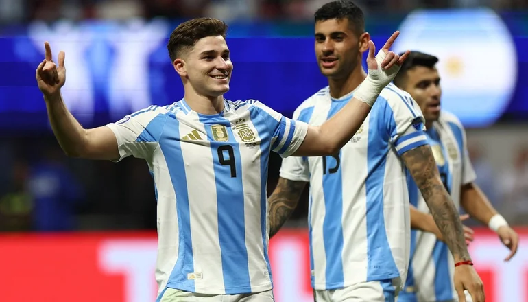 Con el pie derecho: Argentina ganó por 2 a 0 en el debut frente a Canadá