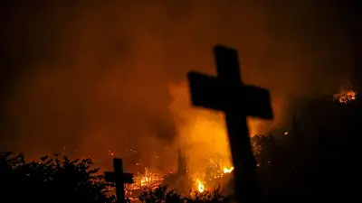 Grecia combate los incendios forestales avivados por vientos huracanados Grecia combate los incendios forestales avivados por vientos huracanados