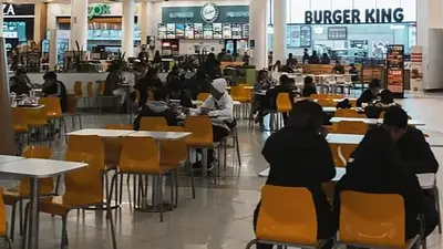 Pánico en un shopping: 200 adolescentes se enfrentaron a cuchillazos y hay cuatro heridos Pánico en un shopping: 200 adolescentes se enfrentaron a cuchillazos y hay cuatro heridos