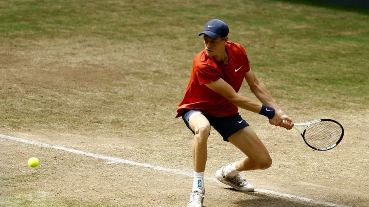 Sinner vence a Hurkacz y gana su primer título sobre hierba en el Abierto de Halle