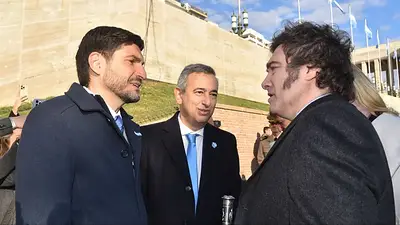 A pesar de las críticas por la obra pública, Pullaro firmará el Pacto de Mayo de Milei A pesar de las críticas por la obra pública, Pullaro firmará el Pacto de Mayo de Milei