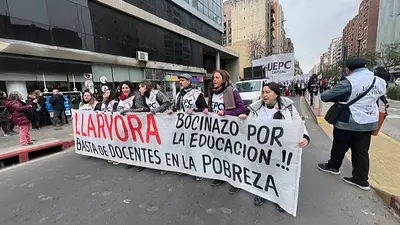 Contundente paro docente en Córdoba: "Hace falta un millón de pesos de básico" Contundente paro docente en Córdoba: "Hace falta un millón de pesos de básico"
