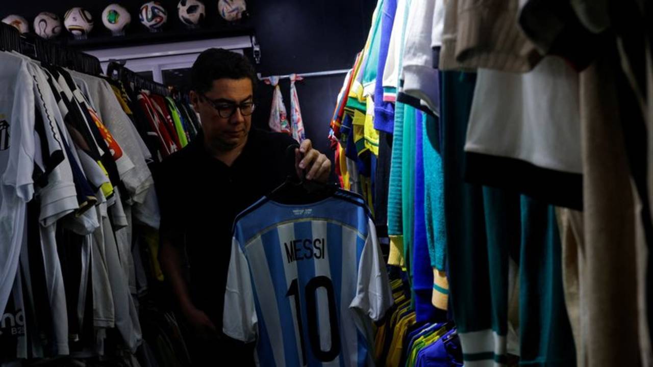 Un brasileño junta 6.101 camisetas de fútbol, la mayor colección del mundo