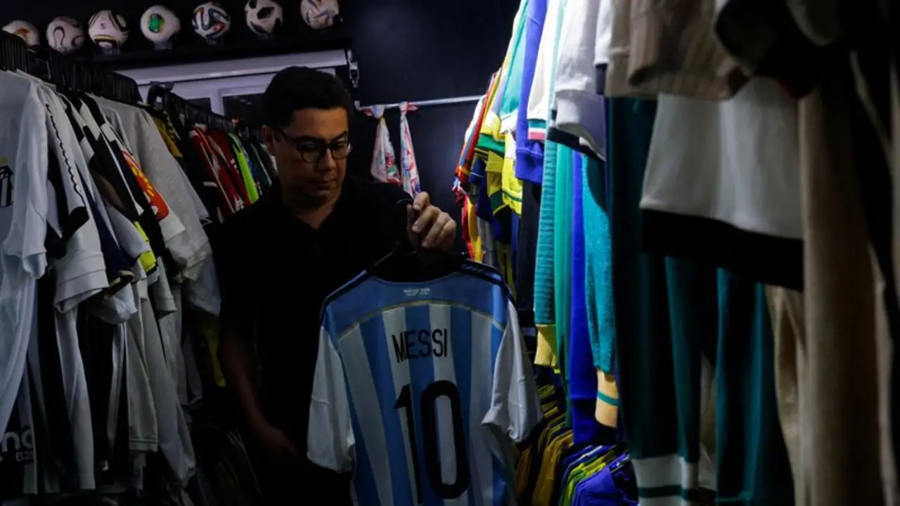 Un brasileño junta 6.101 camisetas de fútbol, la mayor colección del mundo