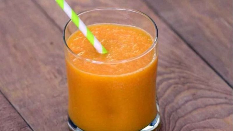 Jugo de naranja, perejil y ajo. 