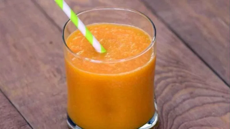 Jugo de naranja, perejil y ajo. 