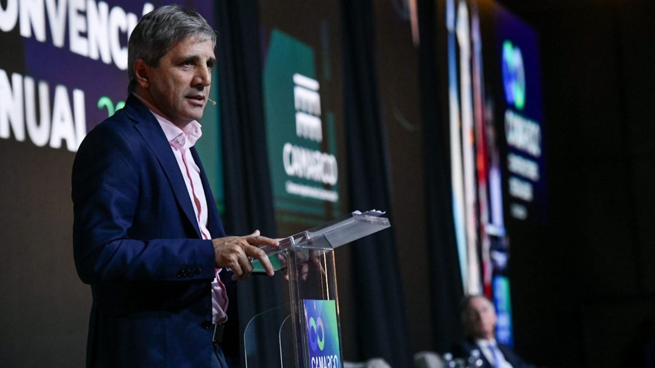 Caputo minimizó la escalada del dólar y fue cruzado por empresarios