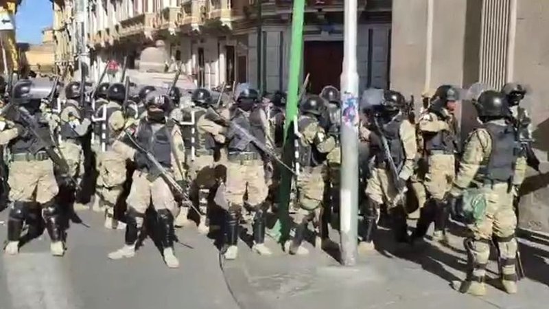 Arce denunció la movilización irregular de parte del Ejército y Evo alertó por la gesta de un Golpe de Estado