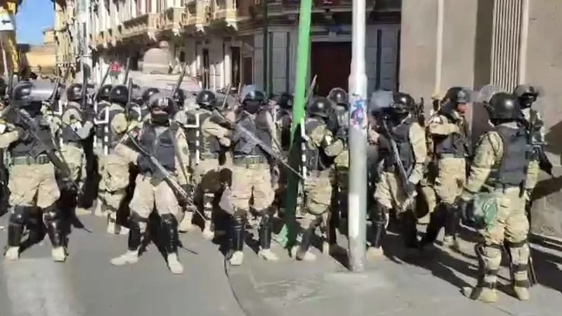 Arce denunció la movilización irregular de parte del Ejército y Evo alertó por la gesta de un Golpe de Estado