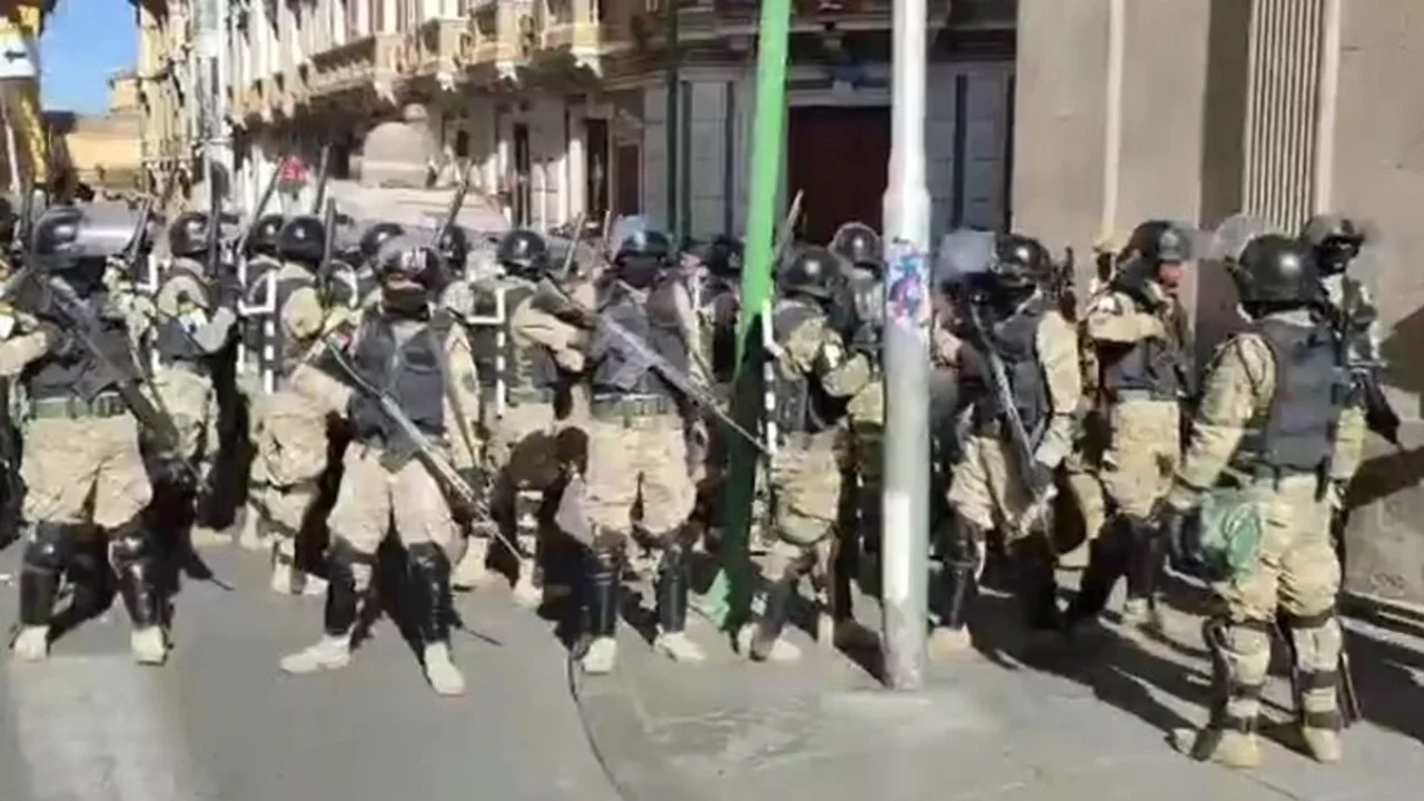 Arce denunció la movilización irregular de parte del Ejército y Evo alertó por la gesta de un Golpe de Estado