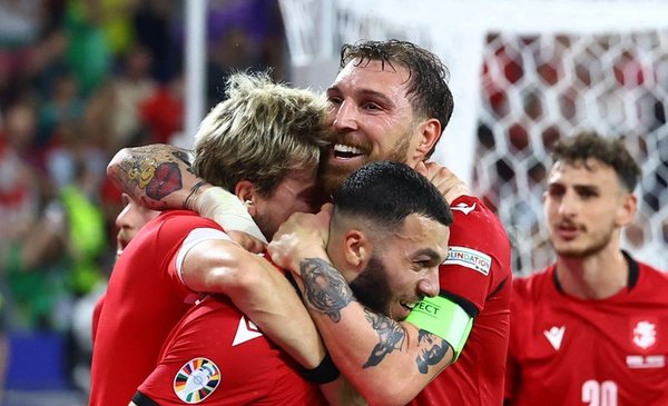 A estreante Geórgia surpreende com 2 a 0 contra Portugal e enfrenta a Espanha nas oitavas de final da Copa da Europa.