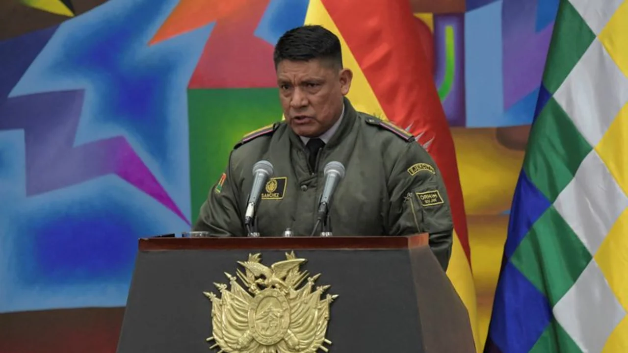 Ejército de Bolivia parece reducir la tensión después de que el presidente denuncia intento de golpe