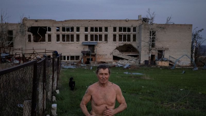 En su casa, cerca de la línea del frente ucraniano con Rusia, Yurii decide aguantar