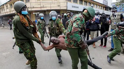 Policía de Kenia enfrenta a manifestantes un día después de marcha atrás de polémico proyecto de ley Policía de Kenia enfrenta a manifestantes un día después de marcha atrás de polémico proyecto de ley