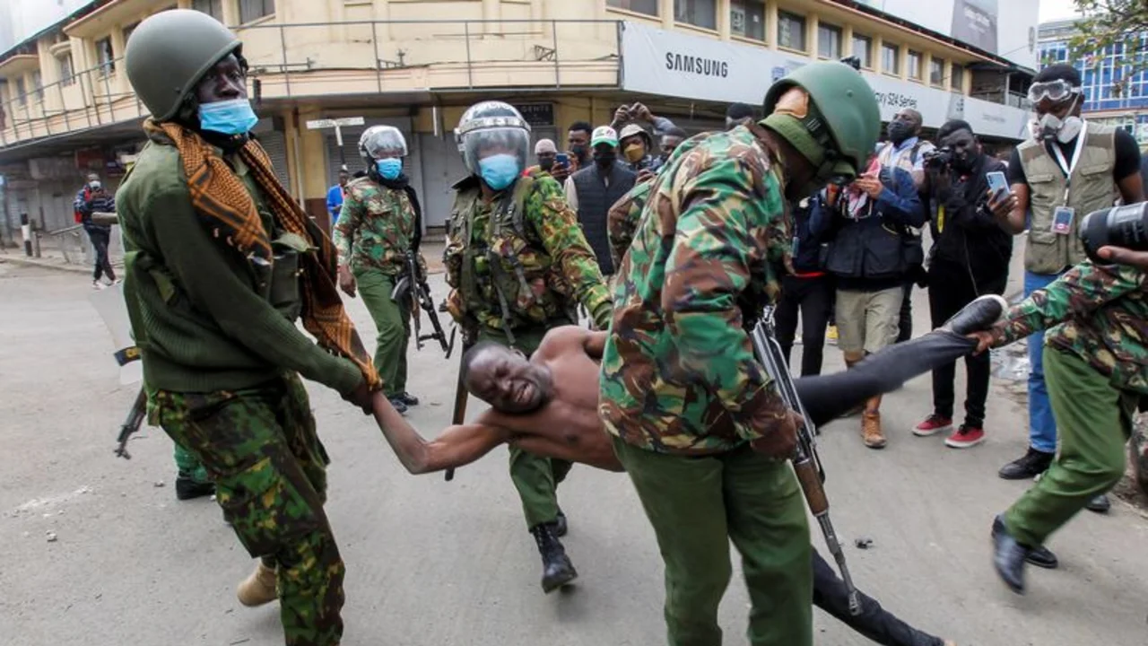 Policía de Kenia enfrenta a manifestantes un día después de marcha atrás de polémico proyecto de ley