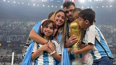 Fotografía de Marcos Acuña junto a su familia con la copa del mundo Fotografía de Marcos Acuña junto a su familia con la copa del mundo