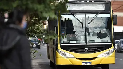 Otro golpe al bolsillo: Pullaro aumentó más del 35% el transporte interurbano en Santa Fe Otro golpe al bolsillo: Pullaro aumentó más del 35% el transporte interurbano en Santa Fe