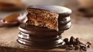 Se corta o se muerde: cuál es la manera correcta de comer un alfajor