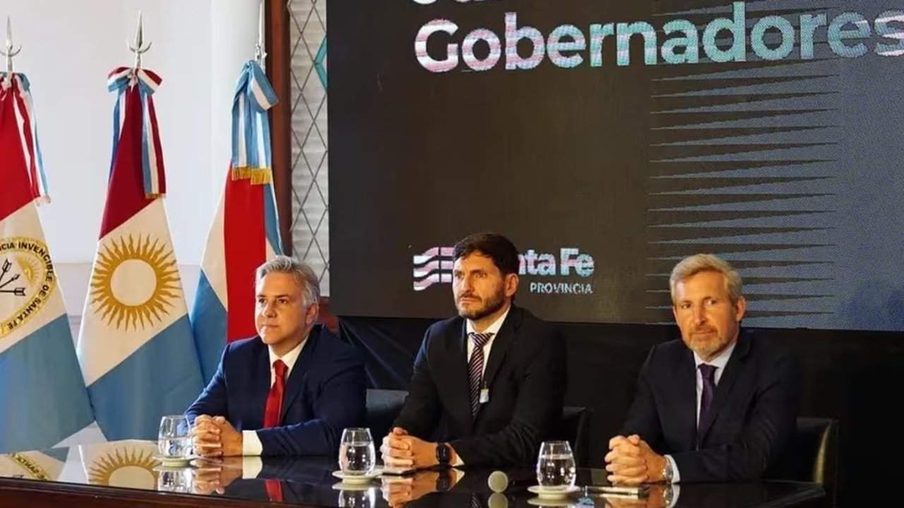 Mientras sus diputados votan la Ley Bases, Pullaro y Llaryora reclaman por fondos