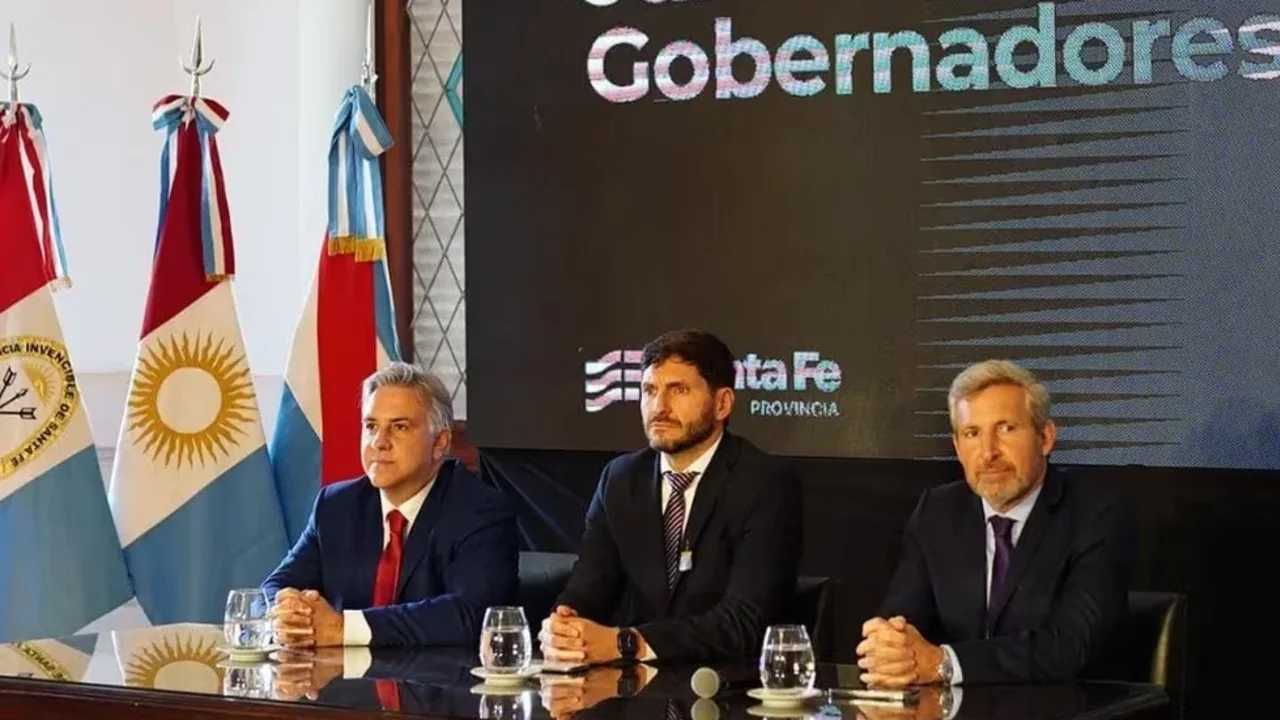 Mientras sus diputados votan la Ley Bases, Pullaro y Llaryora reclaman por fondos