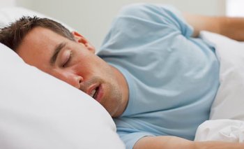 ¿Dormis así? Puede ser señal de estrés oculto, según expertos | Consejos de salud