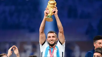 Fotografía de Germán Pezzella con la Copa del Mundo Fotografía de Germán Pezzella con la Copa del Mundo