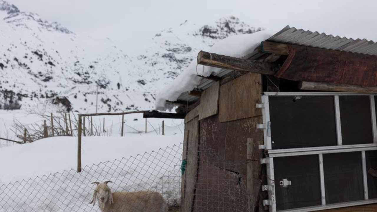 Nieve mantiene aisladas a localidades montañosas en centro de Chile