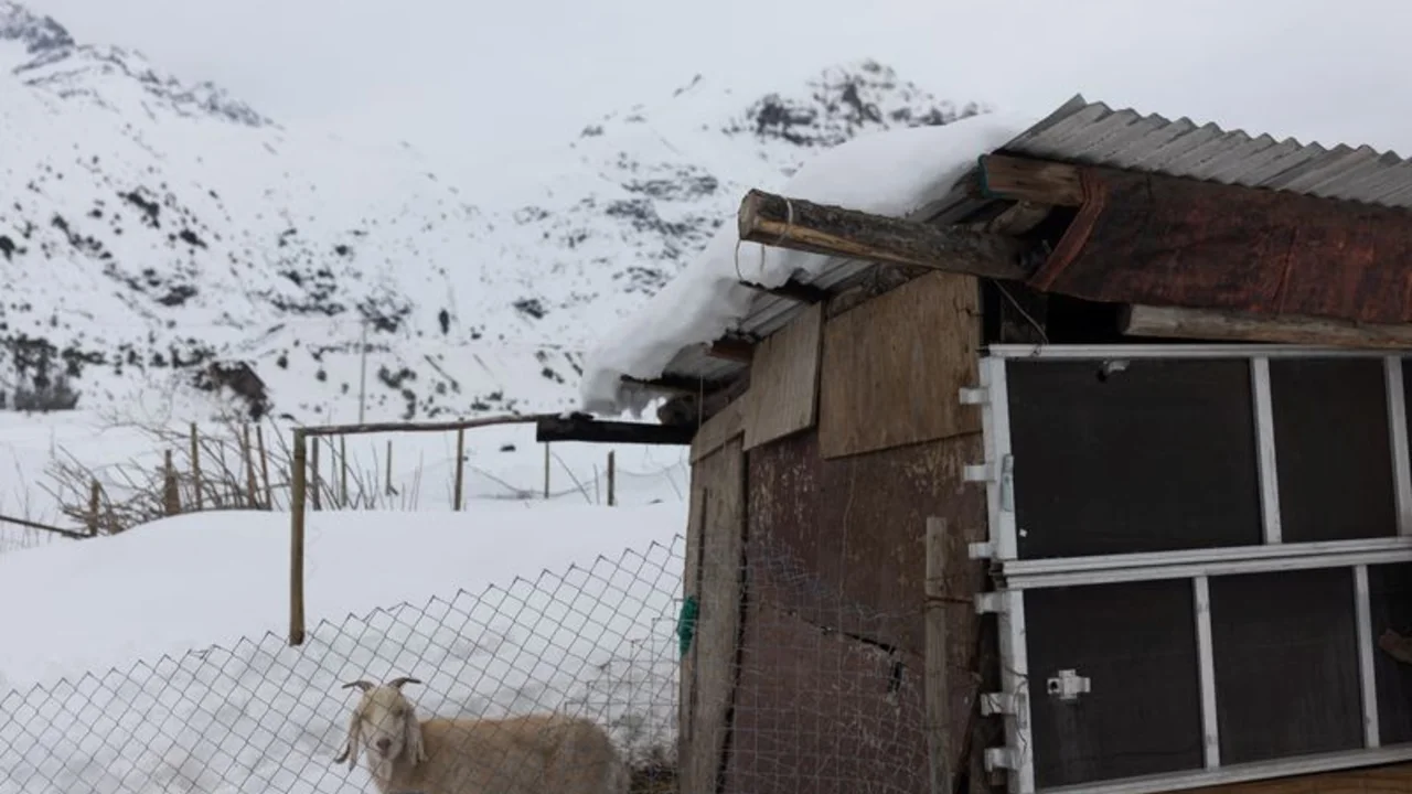 Nieve mantiene aisladas a localidades montañosas en centro de Chile