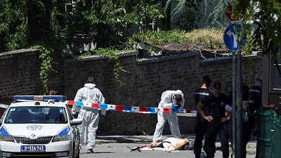 Atacante es abatido tras disparar con una ballesta contra policía que custodiaba embajada israelí en Serbia Atacante es abatido tras disparar con una ballesta contra policía que custodiaba embajada israelí en Serbia