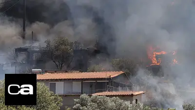 Bomberos griegos combaten un nuevo incendio forestal cerca de Atenas en medio de fuertes vientos Bomberos griegos combaten un nuevo incendio forestal cerca de Atenas en medio de fuertes vientos