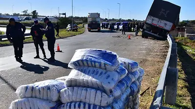 Volcó un camión que transportaba 30 mil kilos de azúcar y vecinos saquearon la mercadería Volcó un camión que transportaba 30 mil kilos de azúcar y vecinos saquearon la mercadería