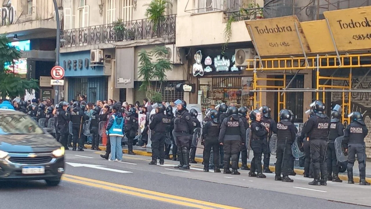 Aplican el protocolo antipiquetes durante el abrazo al Instituto Nacional de Teatro