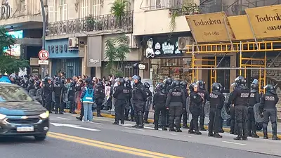 Aplican el protocolo antipiquetes durante el abrazo al Instituto Nacional de Teatro Aplican el protocolo antipiquetes durante el abrazo al Instituto Nacional de Teatro