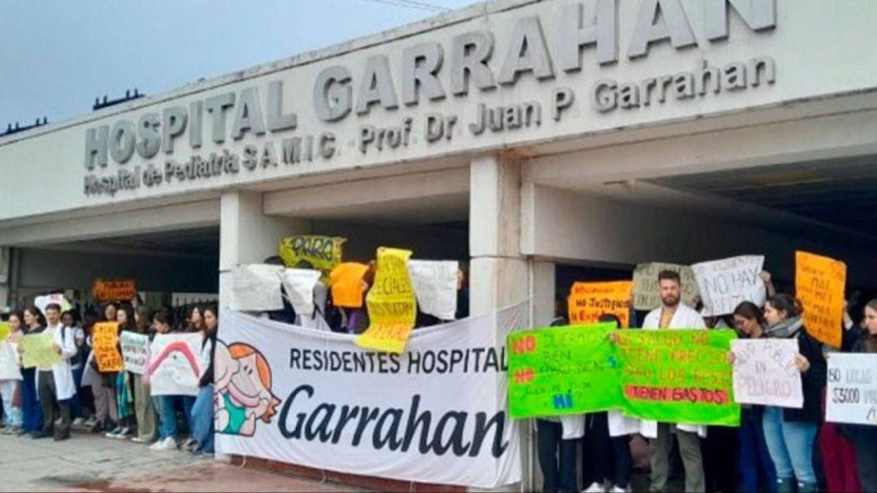 El Gobierno Nacional les otorgó un bono de $300 mil a los residentes del Garrahan. Qué reclaman los residentes del Hospital Garrahan. Garrahan qué pasó.