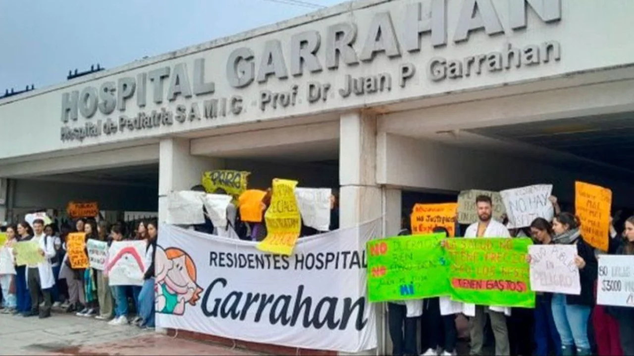 El Gobierno Nacional les otorgó un bono de $300 mil a los residentes del Garrahan. Qué reclaman los residentes del Hospital Garrahan. Garrahan qué pasó.