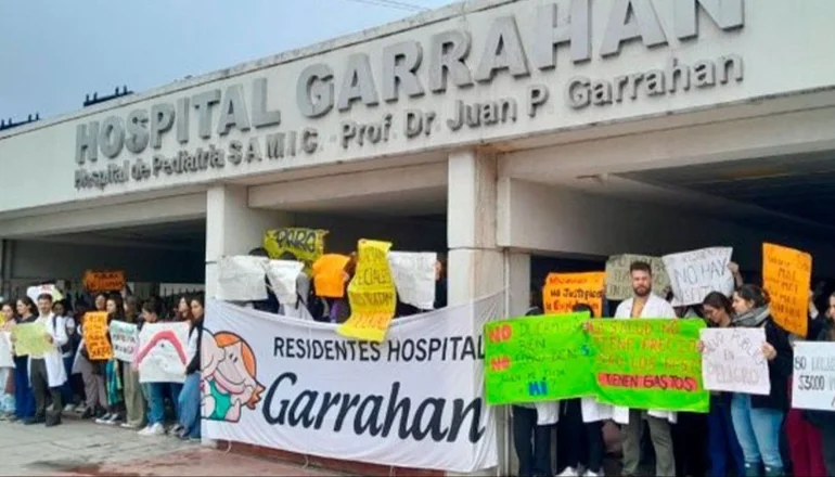 El Gobierno Nacional les otorgó un bono de $300 mil a los residentes del Garrahan. Qué reclaman los residentes del Hospital Garrahan. Garrahan qué pasó.