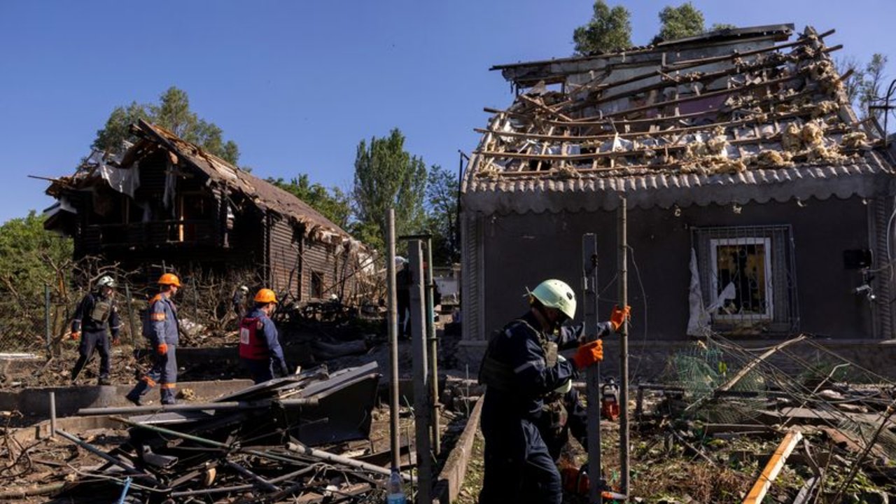 Ataques rusos causan cinco muertos en Zaporiyia y heridos en Járkov, según las autoridades regionales
