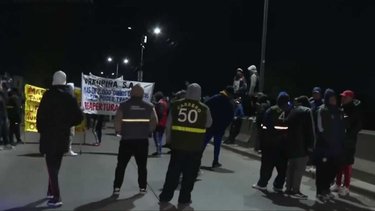 Máxima tensión: puesteros cortan Puente La Noria y la policía los rodea