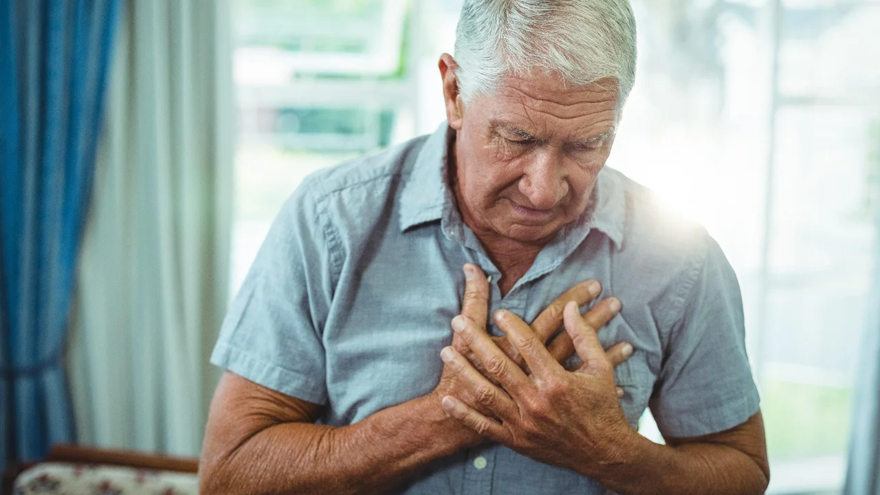 Hombre mayor con dolor en el pecho