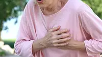 Mujer mayor con dolor en el pecho