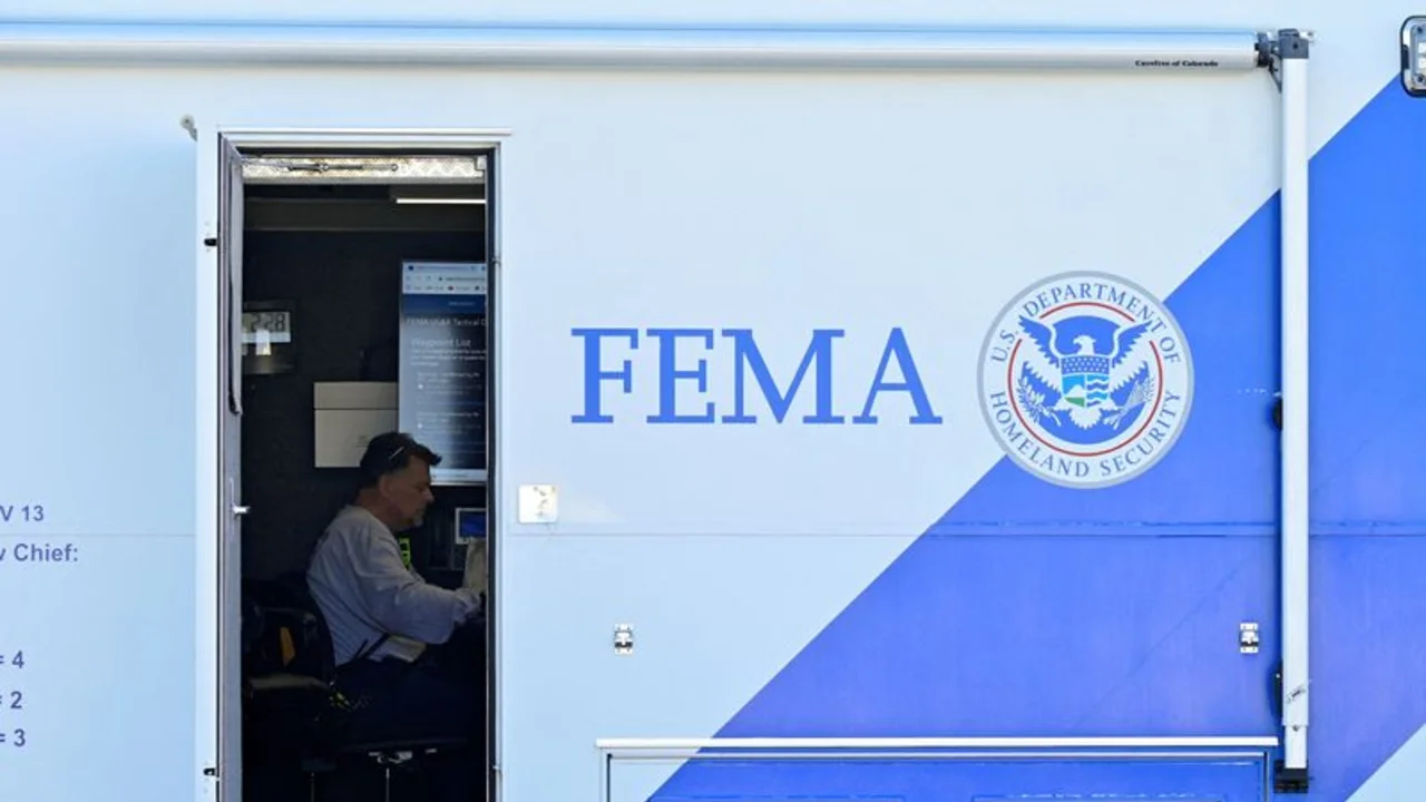 Jefe de agencia de emergencias dijo que no sabía de una temporada de huracanes en EEUU: fuentes