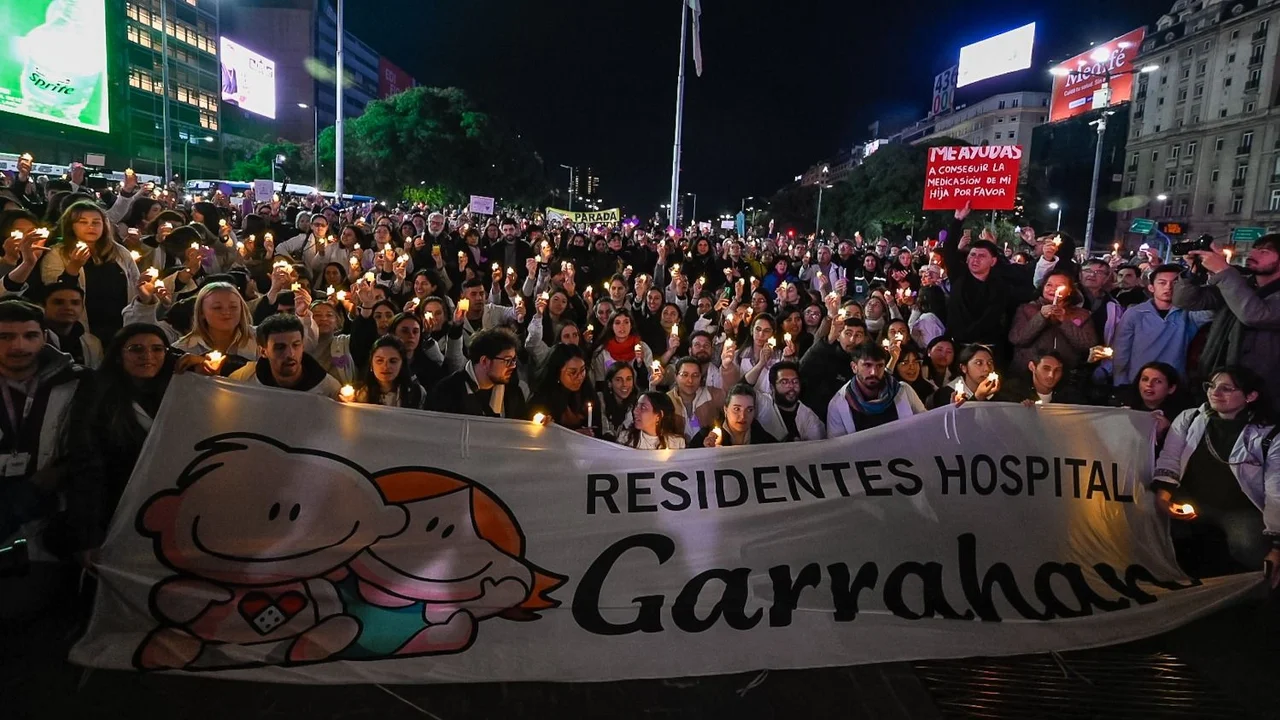 Trabajadores del Hospital Garrahan realizan una marcha de velas al Obelisco  