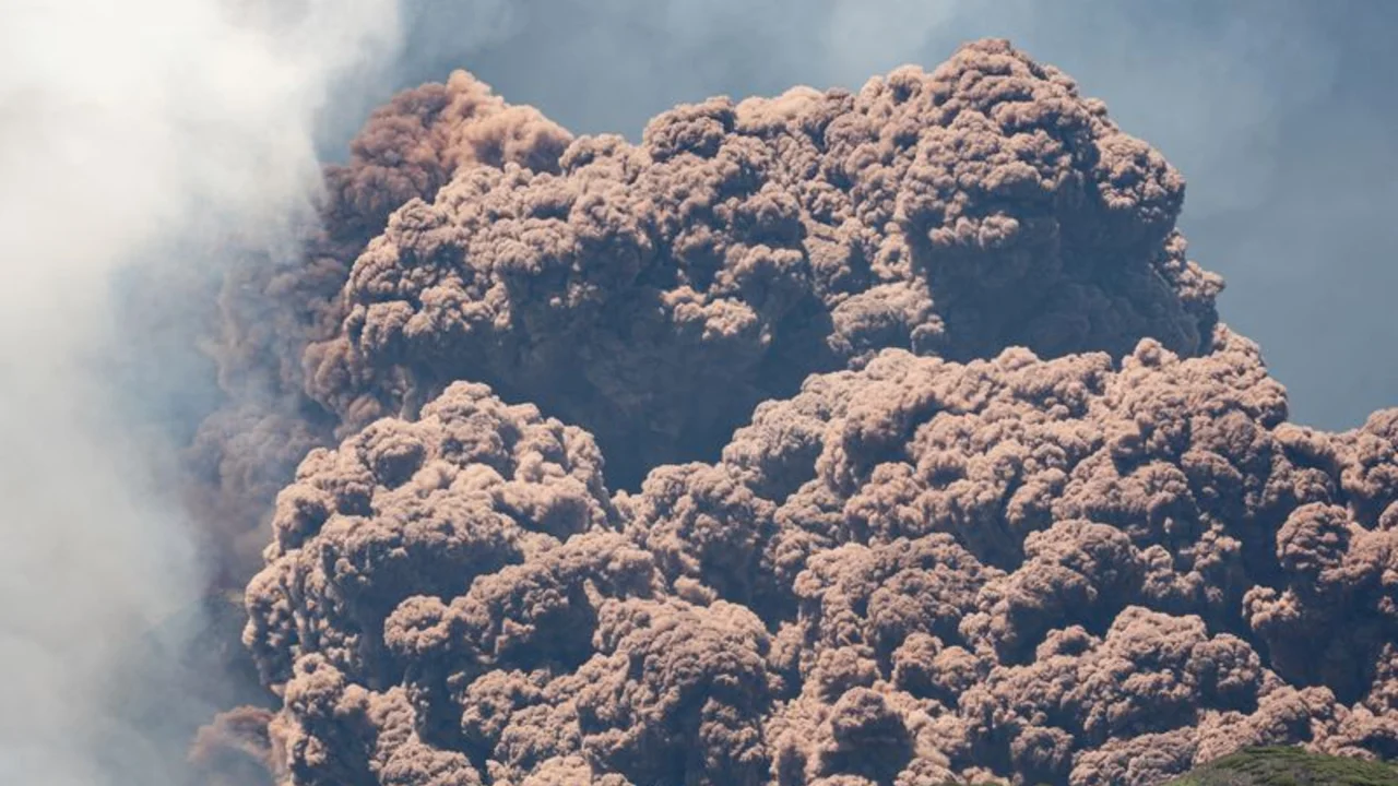 Las autoridades italianas piden precaución a los turistas tras la erupción del Etna