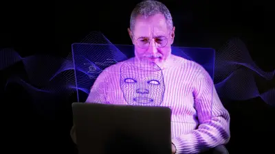 Una persona usando una computadora Una persona usando una computadora