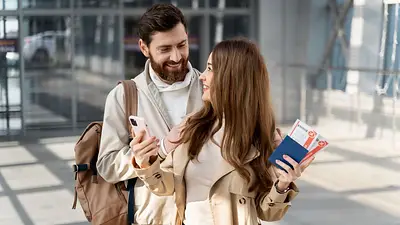 Una pareja en un aeropuerto Una pareja en un aeropuerto